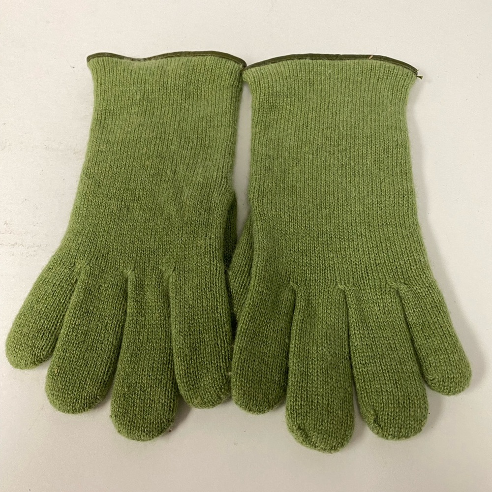 Vintage Barneys, New York, green 100% cashmere inside and out
Woman’s gloves,  7